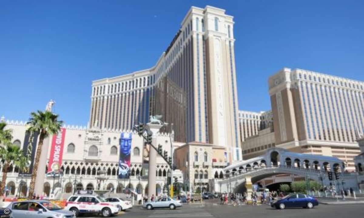 Der Dogen-Palast und die Rialto-Brücke als Ikonen aus Venedig in unmittelbarer Nachbarschaft und vor Hotel-Hochhäusern: der US-Bundesstaat Nevada macht's möglich. IBM hatte sich für den Impact-Kongress das Kasino-Hotel Venetian am Las Vegas Boulevard