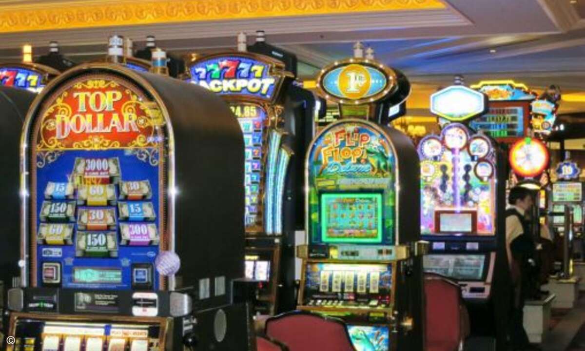 Für kleines Geld können sich die Besucher des Hotel-Kasinos an Spielautomaten vergnügen.