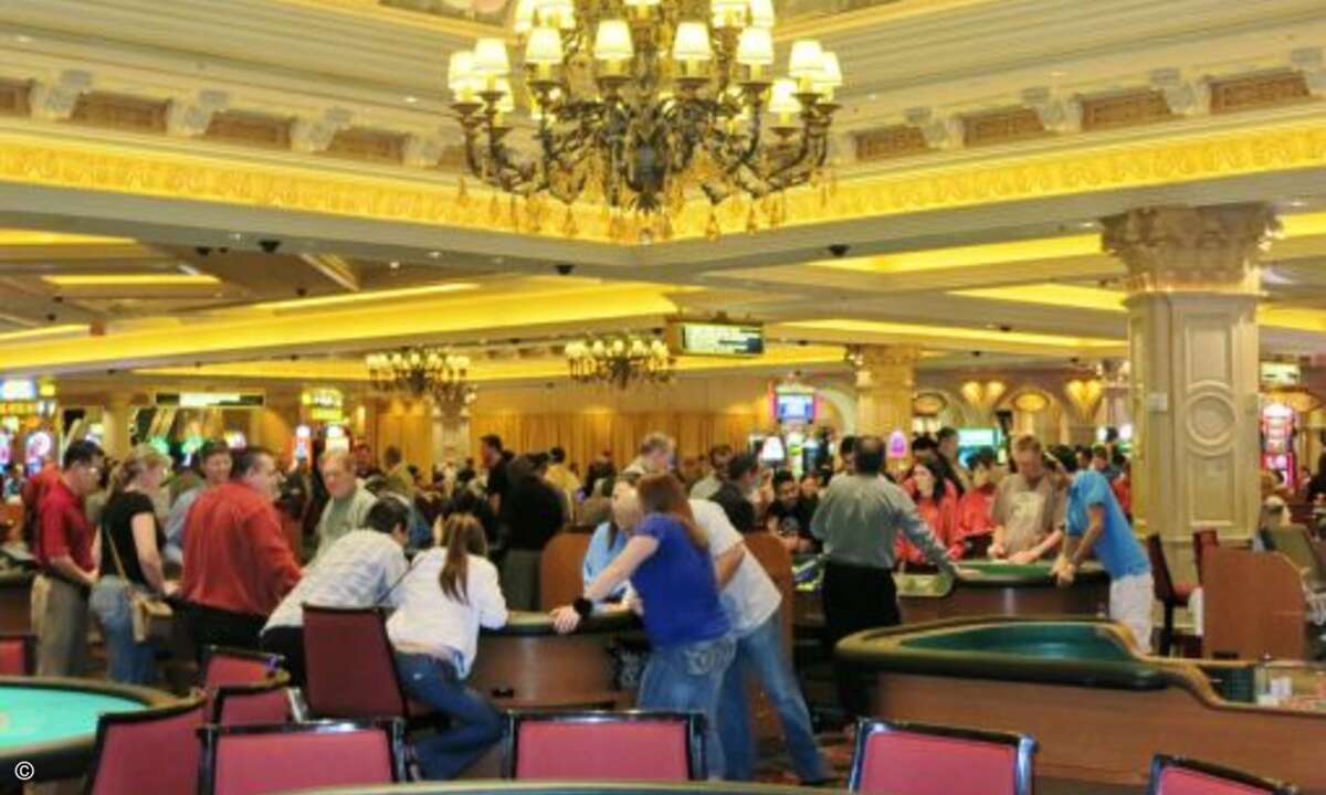 Wer größere Summen ausgeben möchte, geht lieber an einen der zahlreichen Roulette-Tische.