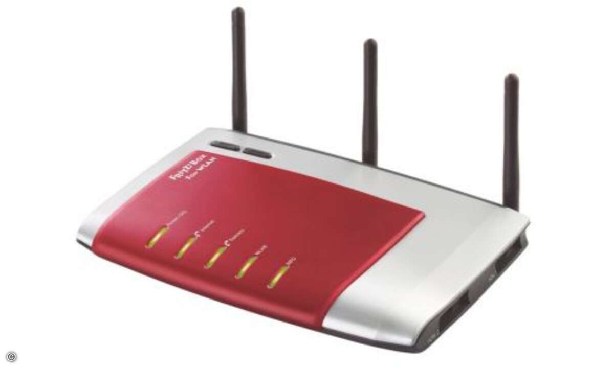 Platz 3: AVM Fritz!Box Fon WLAN 7270
Die kleine Schwester des 7390 verbindet ebenfalls WLAN-Router, DSL-Modem, Telefonanlage und DECT-Basis in einem Gerät. Bei der FRITZ!Box 7270 muss sich der Nutzer allerdings zwischen dem 2,4-GHz-Band und dem 5-