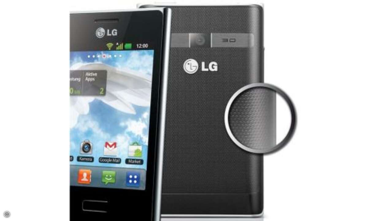 Ein Metallrahmen und eine geprägte Akkuabdeckung verleihen dem Optimus L3 keine edle, aber eine wertige Anmutung. Der Akkudeckel sitzt fest und sicher und offenbart sich, wenn man ihn löst, als wirklich stabil. Hinzu kommt das eigenwillig-kantige Des
