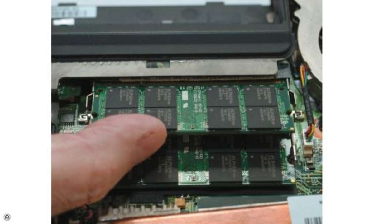 Der Einbau des Arbeitsspeichers ist in der Regel unkompliziert. Suchen Sie die Klappe, hinter der die Speichermodule stecken, und schrauben Sie die Abdeckung auf. Sie entfernen bereits eingebaute Module, indem Sie die beiden Halterungen an den Seiten