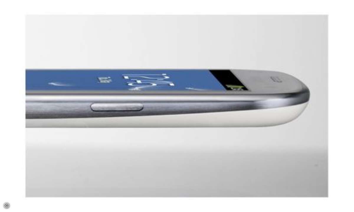 Die Maße betragen laut Samsung 136.6 x 70.6 x 8.6 Millimeter, 133 Gramm soll das Smartphone auf die Waage bringen.