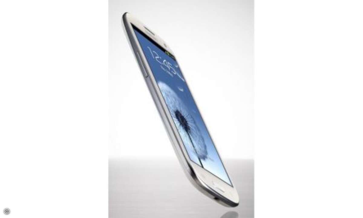 Samsung hat im Gehäuse einen 2100 mAh großen Akku untergebracht, der sich problemlos austauschen lässt. © Hersteller