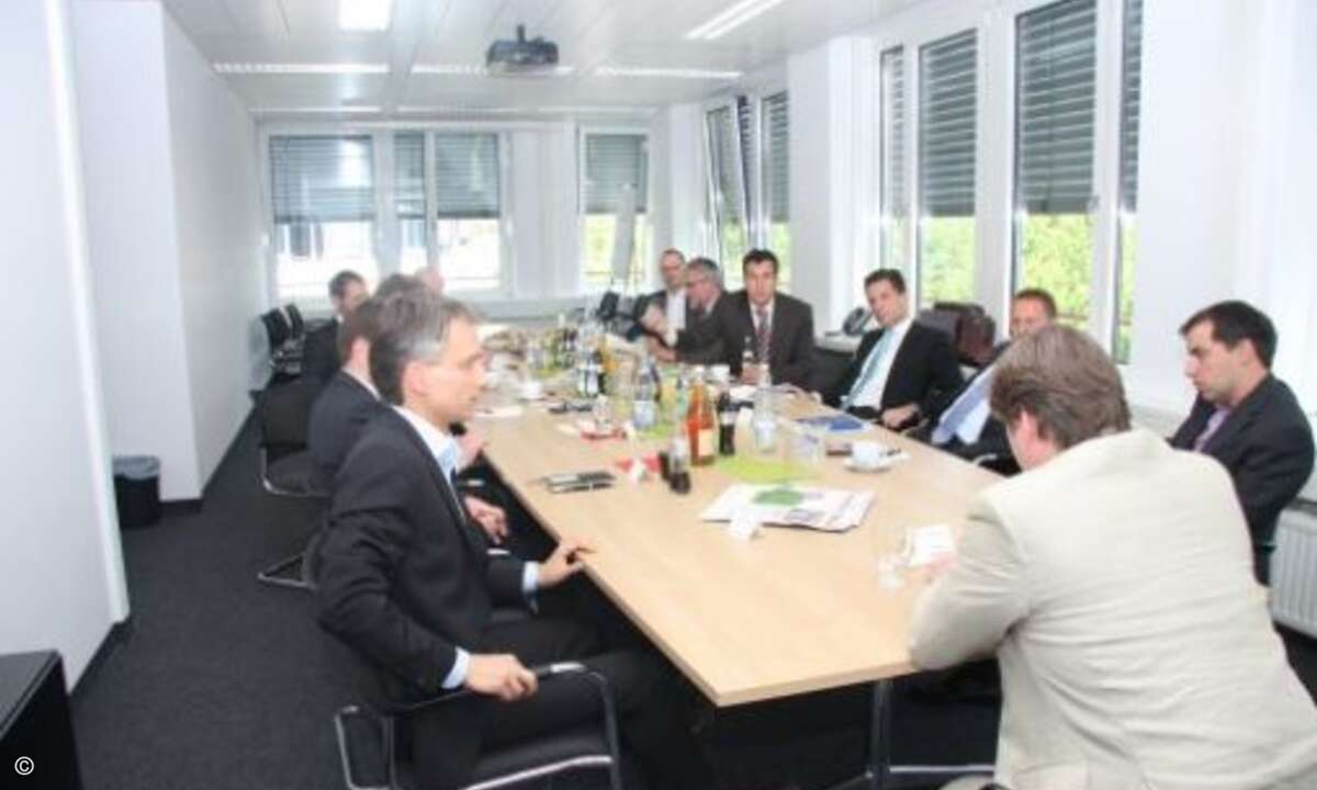 Top-Manager aus der Distribution und von Herstellern trafen sich im neuen Verlagsgebäude von WEKA FACHMEDIEN in Haar zur Diskussionsrunde