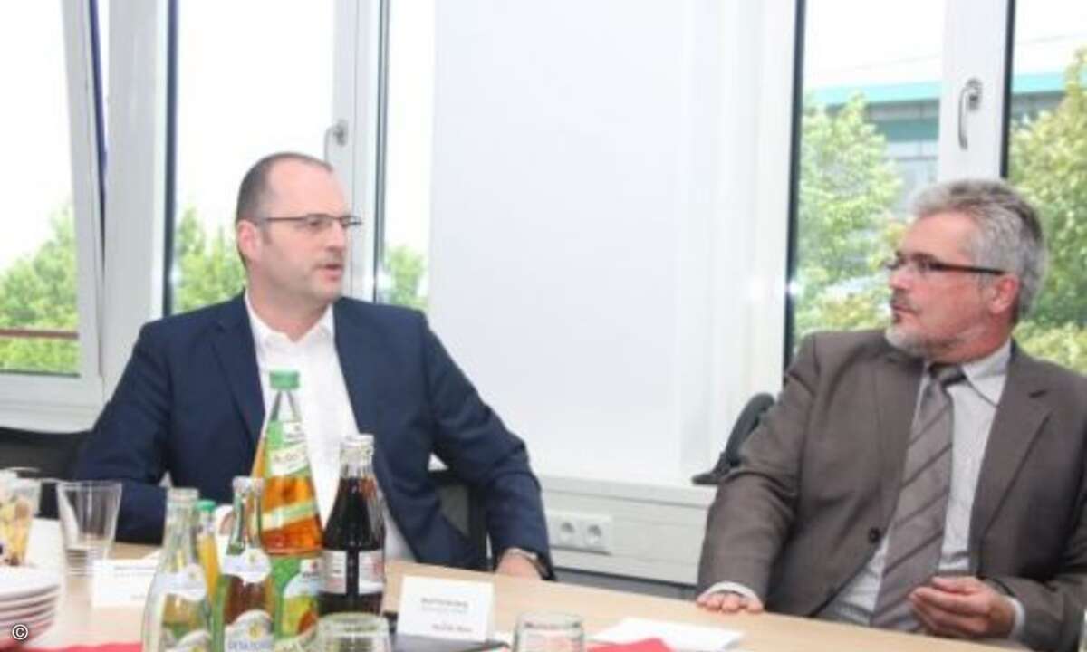 Martin Twickler in der Diskussion mit Rolf Ferrenberg