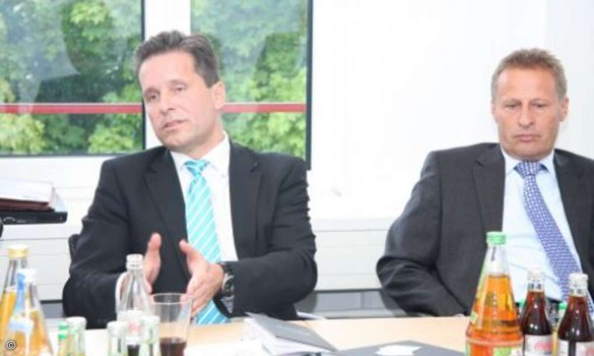 Robert Laurim, IBMs Director Midmarket Channel Sales, und Ingram Micros VAD-Chef Uwe Kannegießer