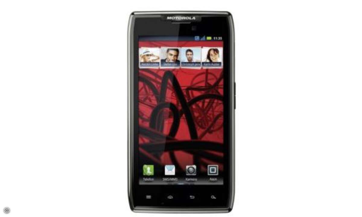 Motorola Razr Maxx: Maxx ist hier zweifelsfrei der Akku. Der hat laut Hersteller eine Kapazität von 3300 mAh und das Motorola Razr Maxx damit gute Chancen, alle Ausdauerrekorde zu brechen. Die Ausstattung ist wie beim Vorgänger Motorola Razr top, vom