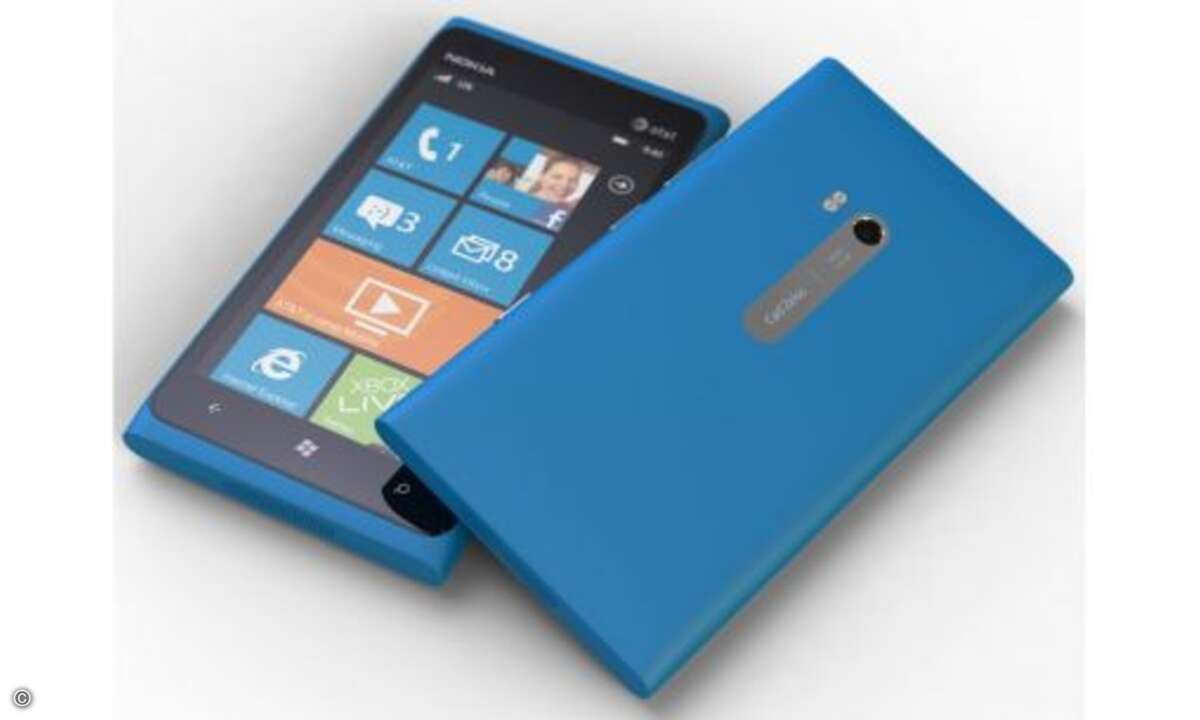 Nokia Lumia 900: Nokia hat sein Lumia 800 noch einmal aufgepumpt: Das Lumia 900 steckt im gleichen, schicken Polycarbonat-Gehäuse, das aus einem Stück gefertigt ist, bietet aber einen 4,3 Zoll statt 3,7 Zoll großen Touchscreen. Damit lässt sich die W