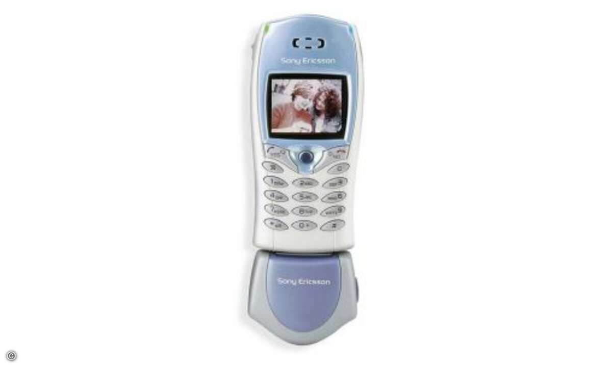 Sony Ericsson T68i: Bevor die Kamera ins Handy wanderte, wurde sie noch eine Weile einfach aufgesteckt, wie hier beim Sony Ericsson T68i. Communicam MCA-20 nannte sich das Kameramodul, das schlappe 160 Euro kostete, dafür aber schon eine ordentliche