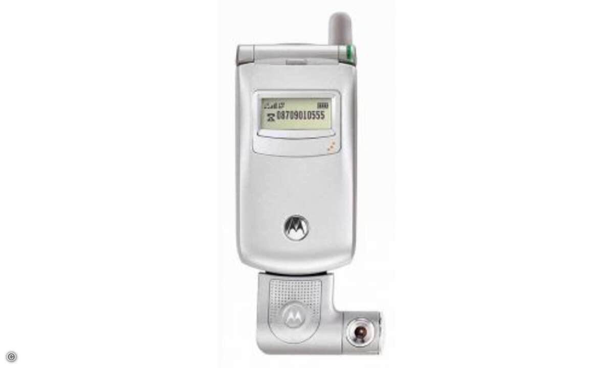 Motorola T720i: Motorola lieferte sein T720i mit Aufsteckkamera aus. Der Clou: Die Optik ließ sich um 180 Grad drehen. O-Ton aus dem connect-Test (1/2003):