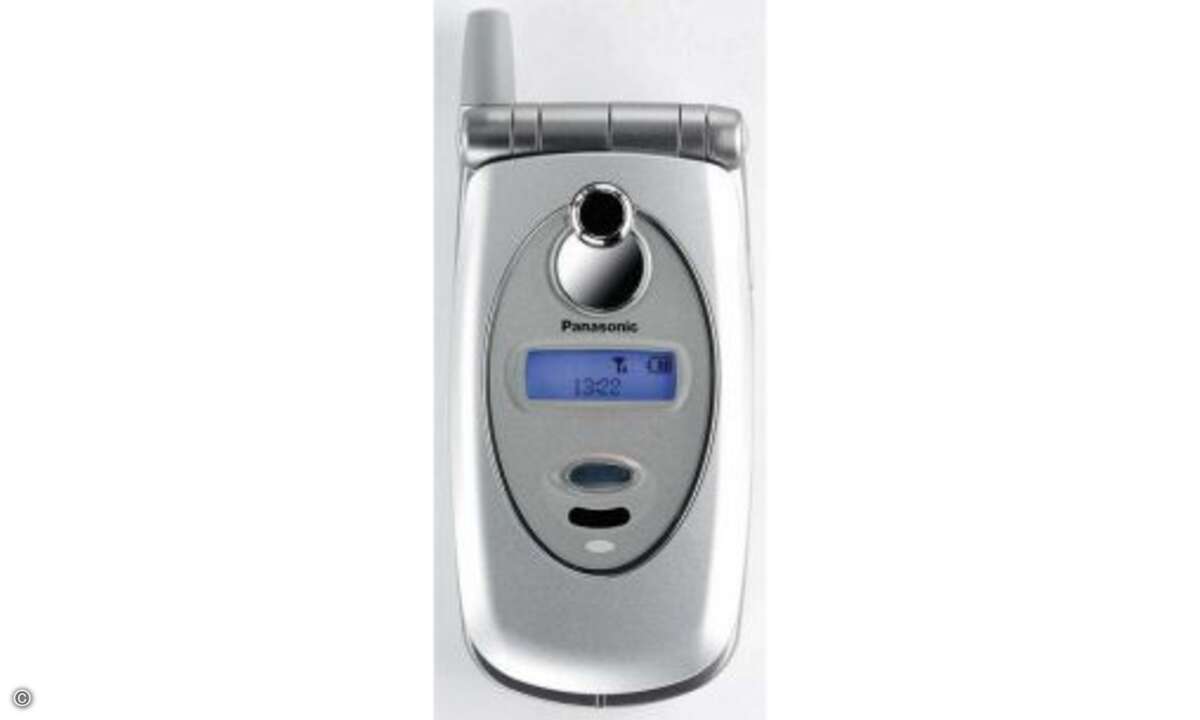 2002 – Panasonic EB-GD87: Auch das Panasonic EB-GD87 kam noch 2002 auf den Markt. Die Kamera lieferte eine Auflösung von 352 x 288 Pixel und bot einen digitalen Zoom sowie einen Selbstauslöser. Farbeffekte und 10 lustige Bilderrahmen rundeten die ver
