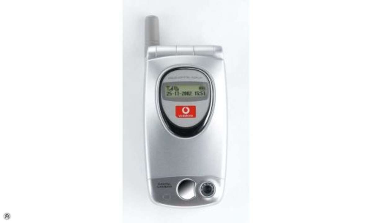 2002 – Sharp GX10: Das Sharp GX10 war 2002 die Nummer drei unter den Kamera-Handys. connect urteilte damals: