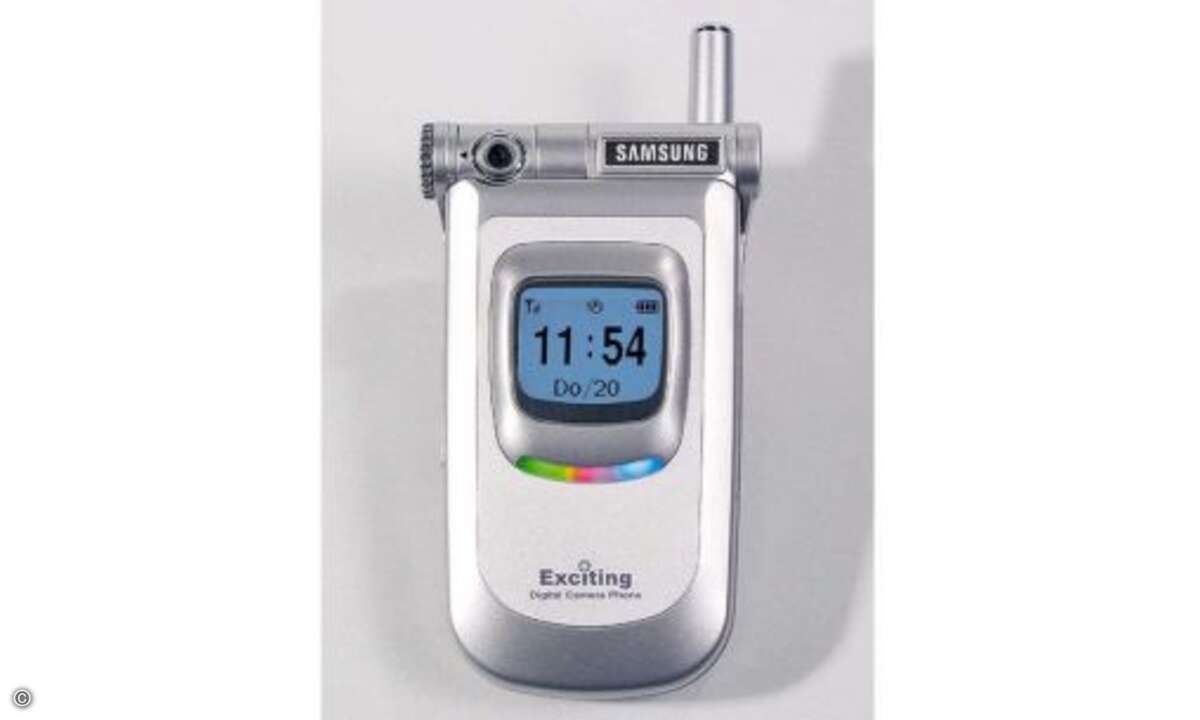 2003 – Samsung SGH-V200: Auch das V200 von Samsung knipste mit CIF-Auflösung, also 288 x 352, oder auch 0,1 Megapixel. Der Clou: Die drehbare Linse im Scharnier. Der Abtörner: Der Antennenstummel. Ein E-Mail-Client fehlte, dafür legte Samsung ein Kab