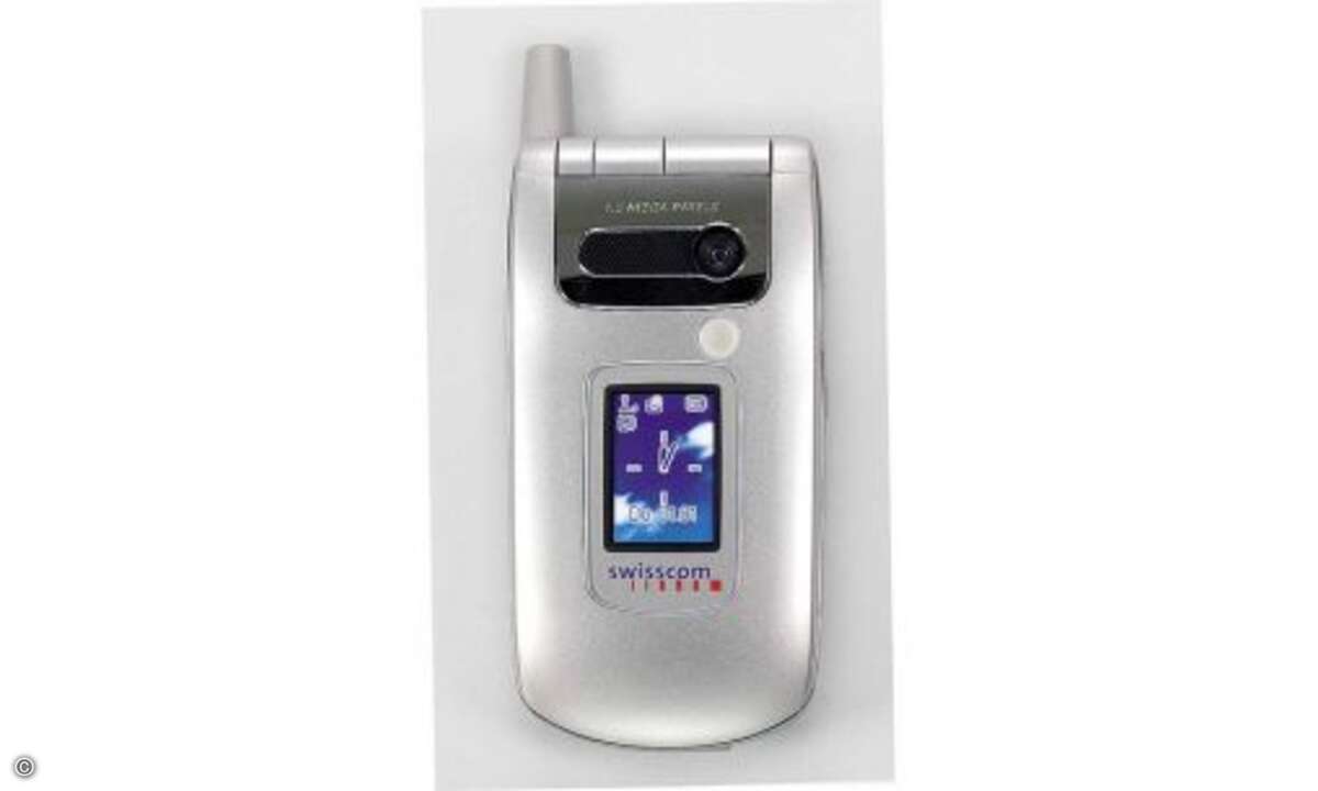 2004 – Sharp GX30: 2004 kamen dann die ersten Kamera-Handys mit einem Megapixel Auflösung. Eines der ersten war das Sharp GX30, das mit Makromodus und mit Camcorder-Funktion für Filmchen von maximal einer dreiviertel Minute Länge glänzte. Als Speiche