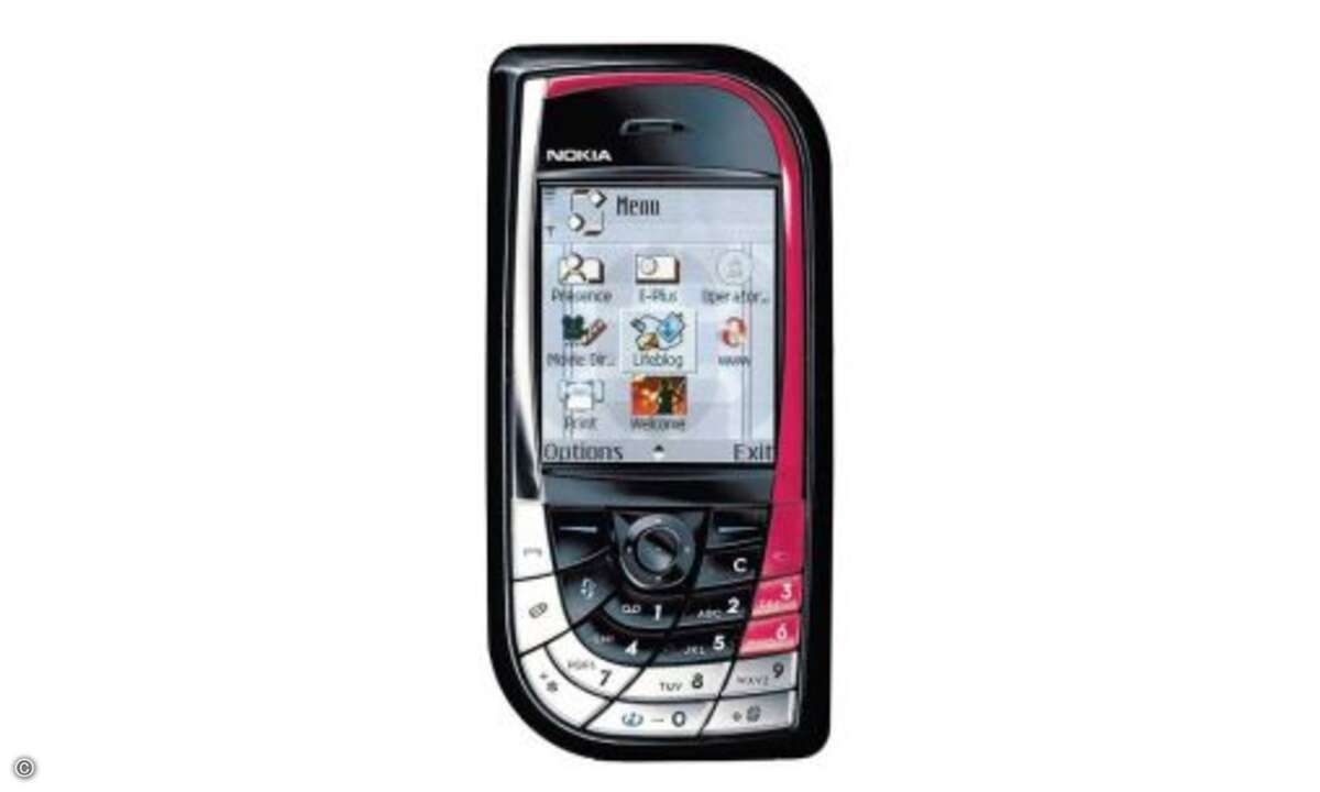 2004 – Nokia 7610: Das erste Megapixel-Handy von Nokia konnte ebenfalls Videos aufzeichnen, die sich direkt im Handy mit Effekten, Animationen und Musik aufpeppen ließen. Nokia setzt beim Speicher bereits auf eine Mini-MMC-Karte. © Connect