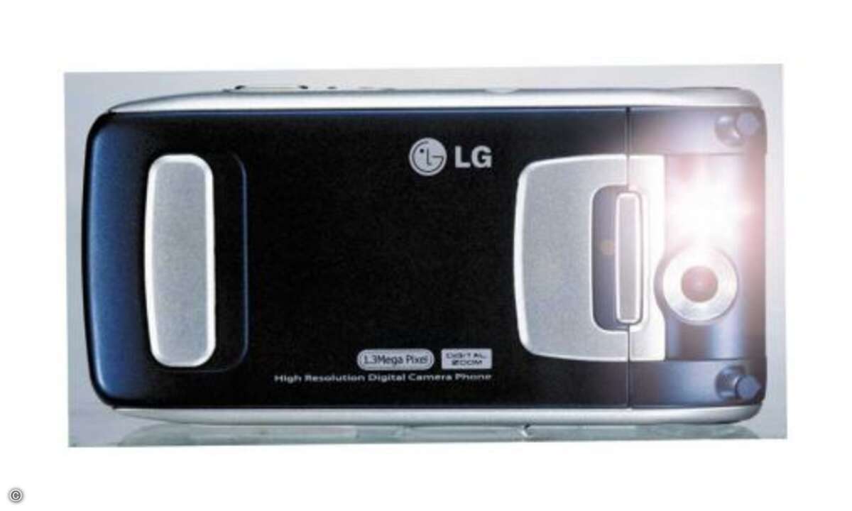 2004 – LG T5100: Beim T5100 von LG im Klappen-Design ließ sich das Display so drehen, dass es in zugeklappten Zustand als Kamera-Sucher dienen konnte. Eine LED half der Megapixel-Kamera bei schlechten Lichtverhältnissen. © Connect