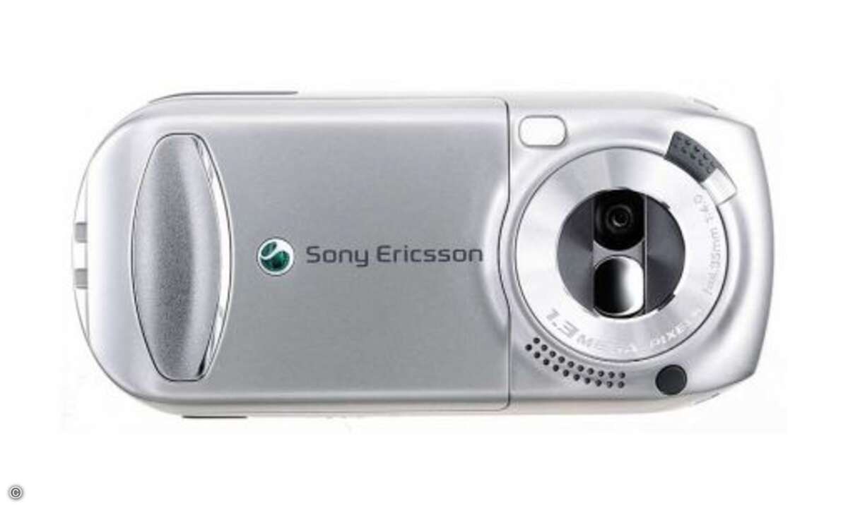 2004 – Sony Ericsson S700: Im S700 brachte Sony Ericsson eines der schicksten Kamera-Handys. Von hinten sah es wirklich aus wie eine Kamera, die Lautstärke- und Cursor-Tasten dienten zum bequemen Steuern der Helligkeit und des Digitalzooms. Die Auflö