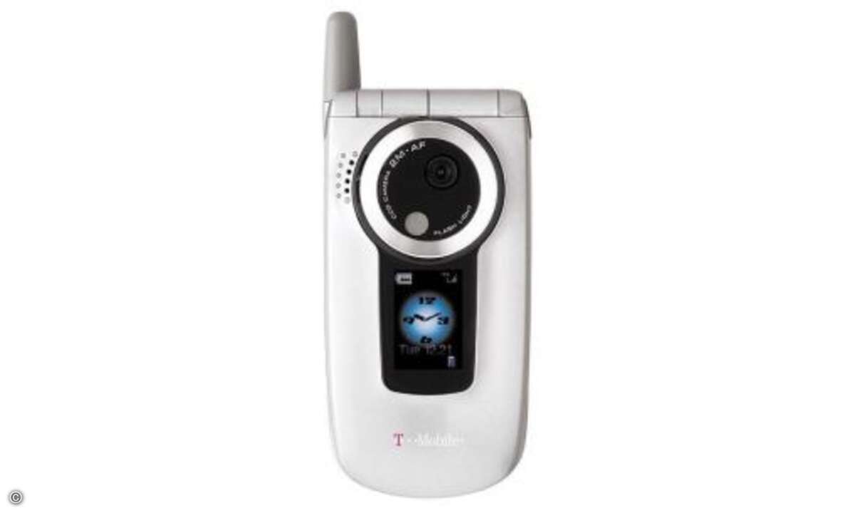 2004 – Sharp TM200: Das exklusiv bei T-Mobile erschienene Sharp TM200 war das erste echte 2-Megapixel-Handy auf dem deutschen Markt. Sharp hatte einen CCD-Sensor verbaut, auch einen Autfokus hat das TM200 zu bieten. © Connect