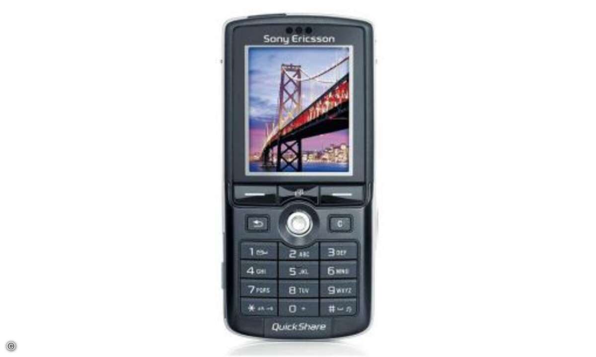 2004 – Sony Ericsson K750i: Allein durch sein kompaktes Format war das K750i von Sony Ericsson etwas Besonderes unter den ersten 2-Megapixel-Handys. Hinzu kam eine sehr gute Bildqualität. Unter den vielen Klappenhandys fiel es etwas aus der Reihe. co