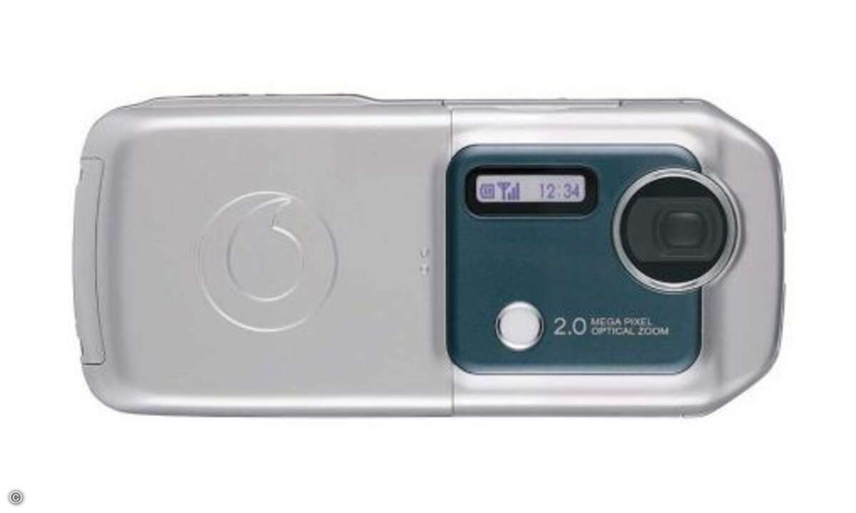 2004 – Sharp V902: Sharp gehörte damals zu den umtriebigsten beim Thema Kamera-Handys. Das V902 etwa bot als erstes Kamera-Handy einen optischen Zoom. Der Zweifach-Zoom soll bis heute die Ausnahme bleiben. Als Sucher diente eine schwenkbares Display
