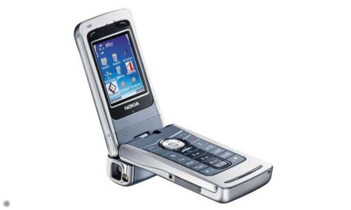 2005 – Nokia N90: Möglichst aufwändige Mechaniken waren ein Markenzeichen der zweiten und dritten Generation von Kamera-Handys. Beim Nokia N90, das Mitte 2005 auf den Markt kam, ließen sich Display und Kamera klappen, schwenken und drehen. Der Rubiks
