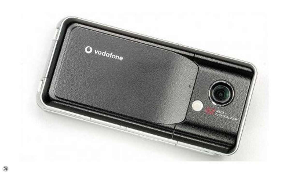 2005 – Sharp V903: Ebenfalls Mitte 2005 holt Sharp zum letzten Schlag aus, bevor die Japaner in Europa vom Markt verschwinden. Das V903 war das erste Handy mit 3-Megapixel-Kamera (2048 x 1536 Pixel) und bot obendrein noch einen zweifach optischen Zoo