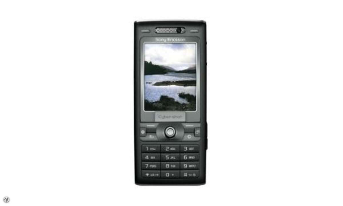 2006 – Sony Ericsson K800i: Mit dem K800i nutzte Sony Ericsson erstmals die Kamera-Marke Cybershot von Sony. Das erste Cybershot-Handy lieferte drei Megapixel große Aufnahmen und zeigte erstmals, dass die nominelle Auflösung nicht alles ist. Ein Xeno