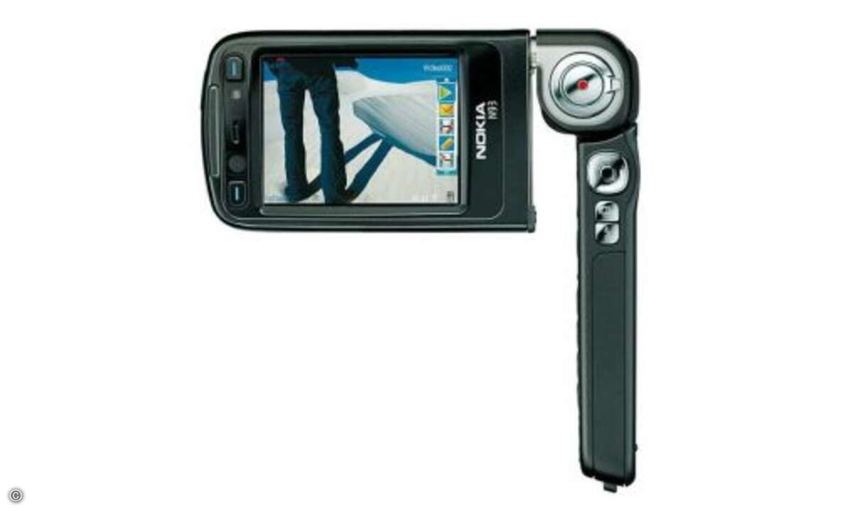 2006 – Nokia N93: Es sollte noch eine vierte Version, das N93i, in etwas anderem Design folgen. Doch letztlich setzt Nokia mit dem N93 einen Schlussstrich unter die als Camcorder gestalteten Kamera-Smartphones. 182 Gramm brachte der 3-Megapixler auf
