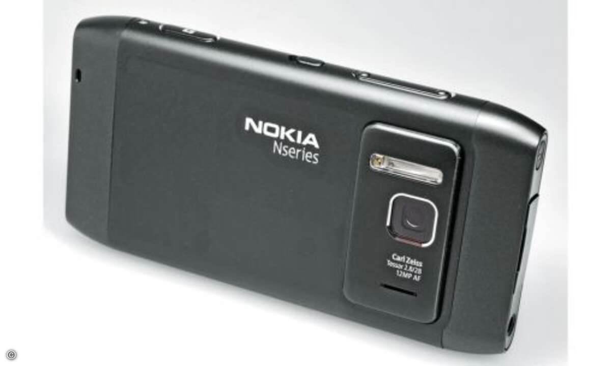 2010 – Nokia N8: 2010 brachte dann auch Nokia sein 12-Megapixel-Smartphone. Das N8 arbeitet mit Symbian und bietet einen Xenon-Blitz. Bei den Smartphones haben sich 5- bis 8-Megapixel-Sensoren durchgesetzt, als Blitzersatz dienen LEDs, ein optischer