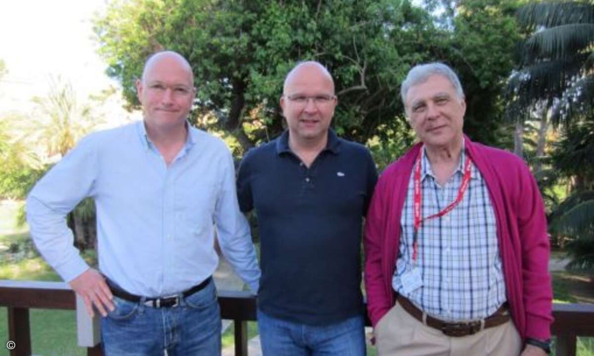 Tom Rüicer, Gert-Jan Schenk (beide McAfee) und Roberto Martin Alvarez (S21sec) beim Cocktailempfang im Hotelgarten