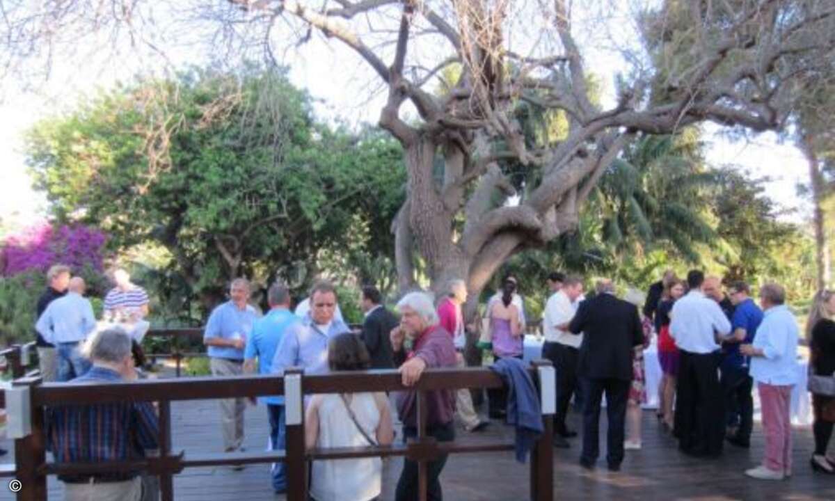 Während es in der Heimat der meisten Partner regnet, feiert man sich in Spanien auf der Terrasse