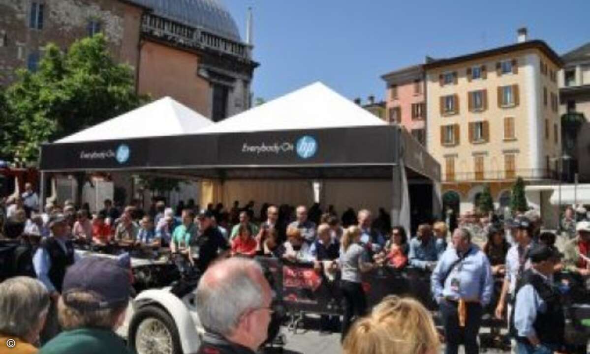 Der HP VIP Pavillon direkt an der Strecke der Mille Miglia