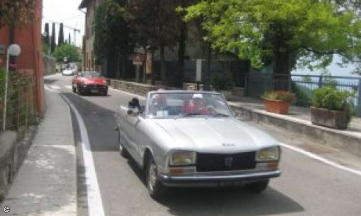 Im Oldtimer die Uferstraße entlang: Manuela Müller, BN Automation, und Michael Schickram, Schickram & Feller