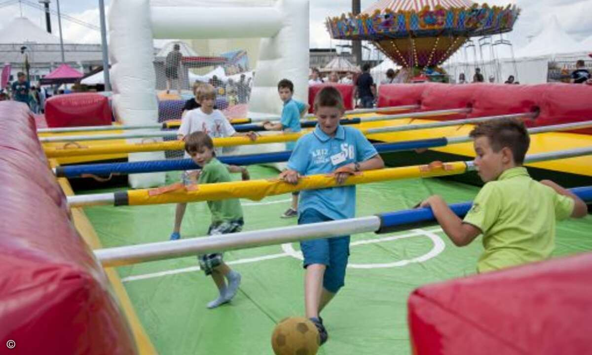 Mit vielen Spaß-Aktionen, wie etwa Live-Kicker