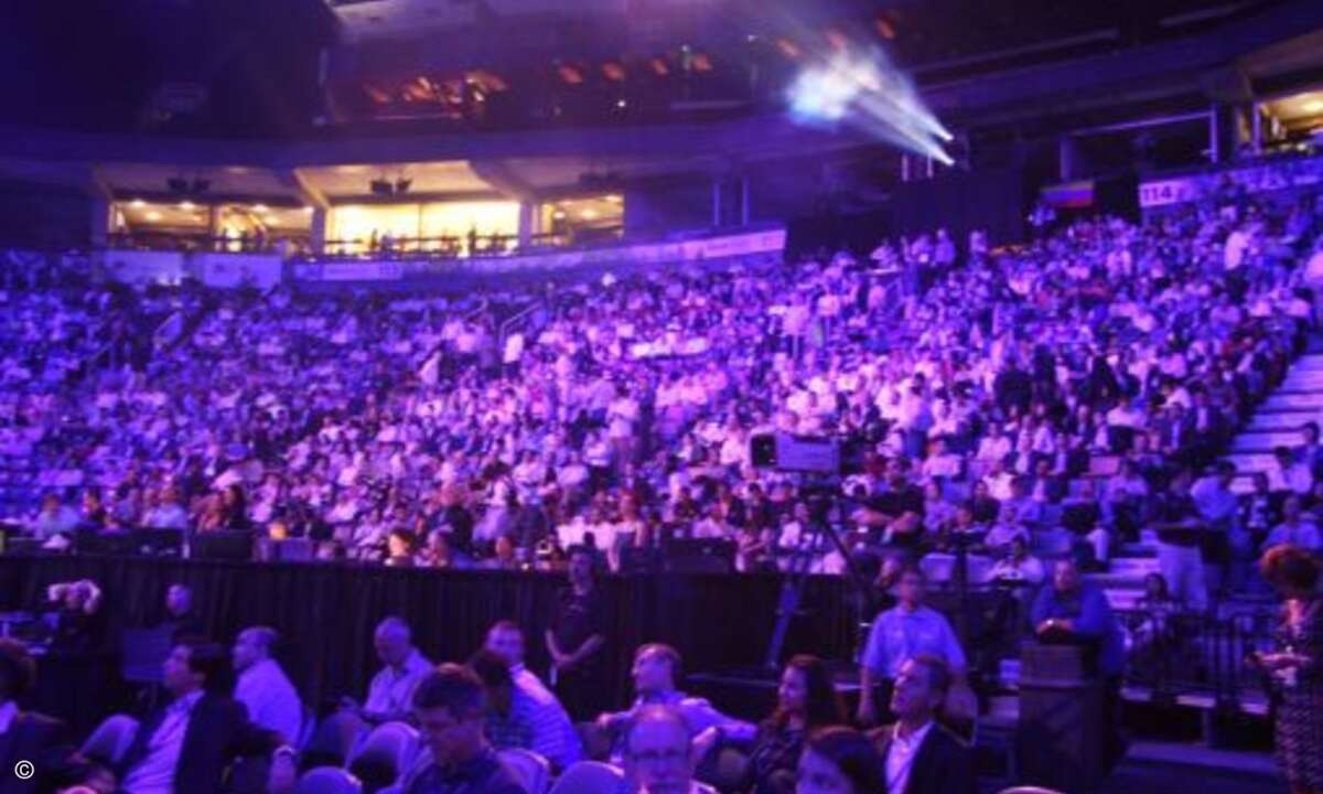 Darunter auch 400 Partner aus Deutschland, die im ausverkauften Air Canada Centre Platz nahmen
