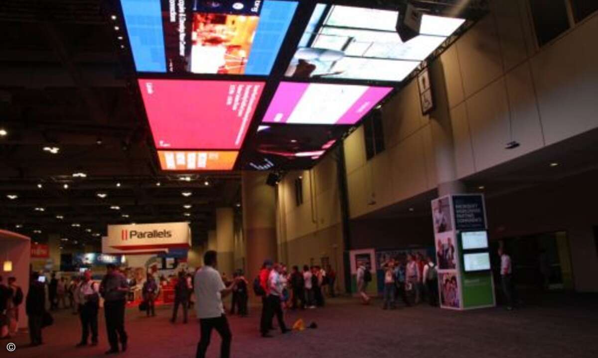 Dort stimmte ein riesiger Windows 8 Screen mit den typischen Kacheln im Eingangsbereich auf die Expo ein