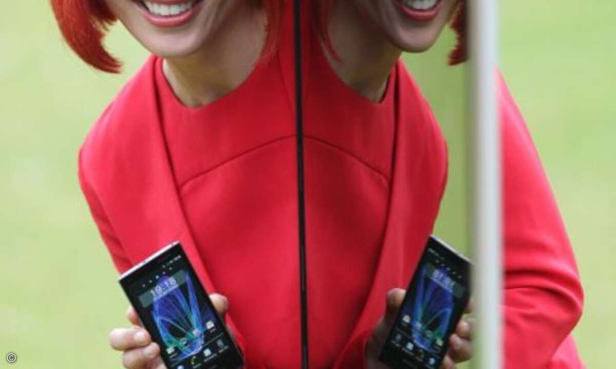 Miss IFA präsentiert den 3D Full HD LED-LCD TV TX-L55WT50E und das Eluga Smartphone EB-3901 von Panasonic © IFA