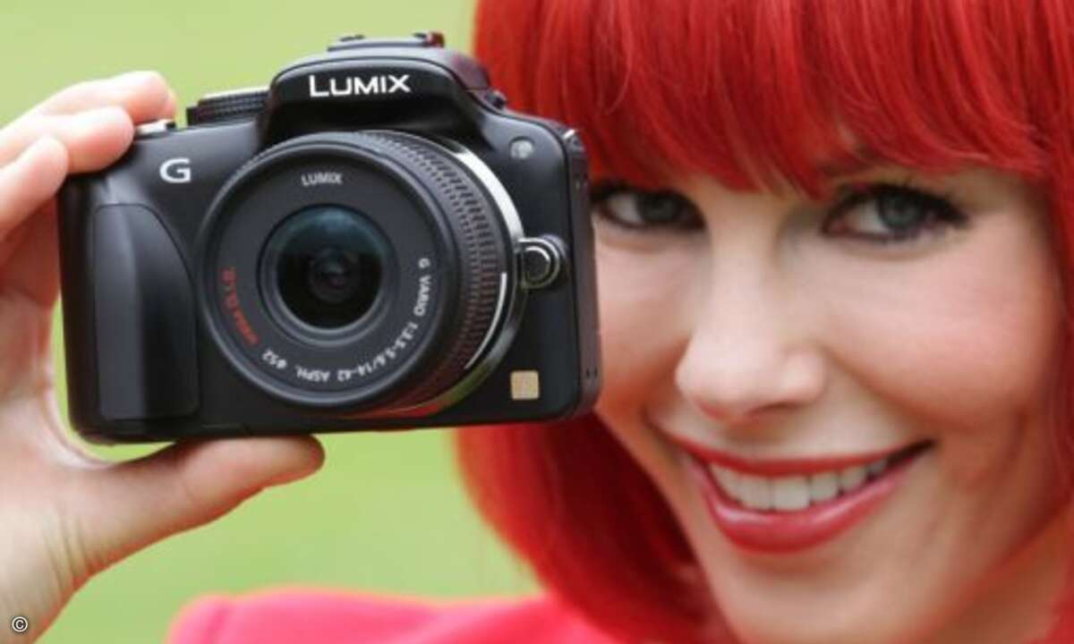 Miss IFA präsentiert die Panasonic LUMIX DMC-G3KEG-K © IFA