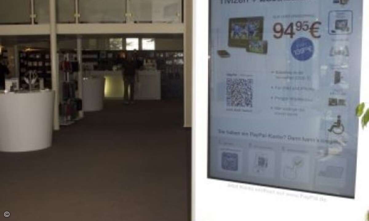 Auf den selbst entwickelten und designten Steelen zeigt mStore Produkte, die gleich per QR-Code gekauft werden können