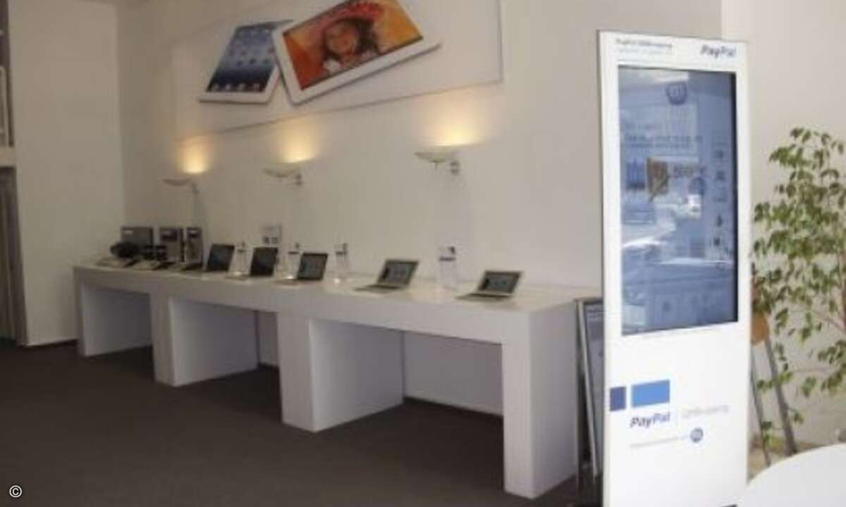 Kunden, die keine Lust haben, auf einen Mitarbeiter zur warten oder sich an der Kasse anzustellen, können das auf dem Display gezeigte  Produkt per Smartphone kaufen