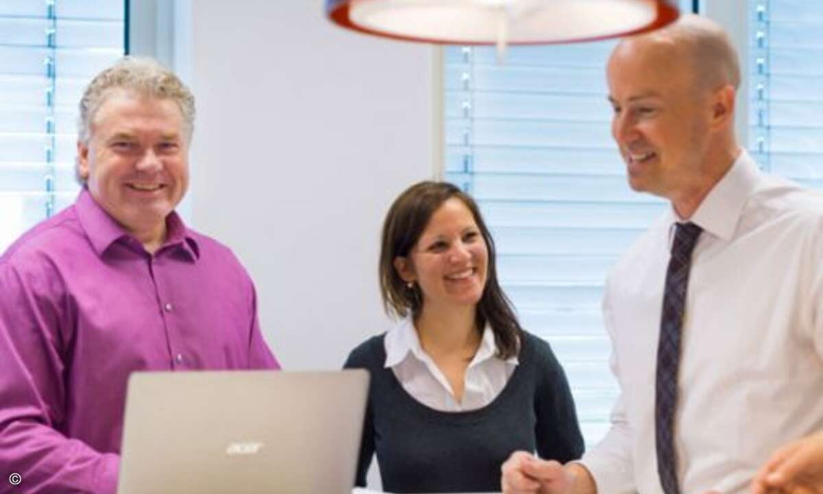 Marketing-Referentin Stephanie Jarnig (Mitte) und Publisher Matthäus Hose (rechts) kümmern sich unter anderem um die ansprechende Bewerbung der CRN-Events. Sie haben dabei nicht nur die Computer Reseller News selbst im Blick, sondern auch das Onlinep
