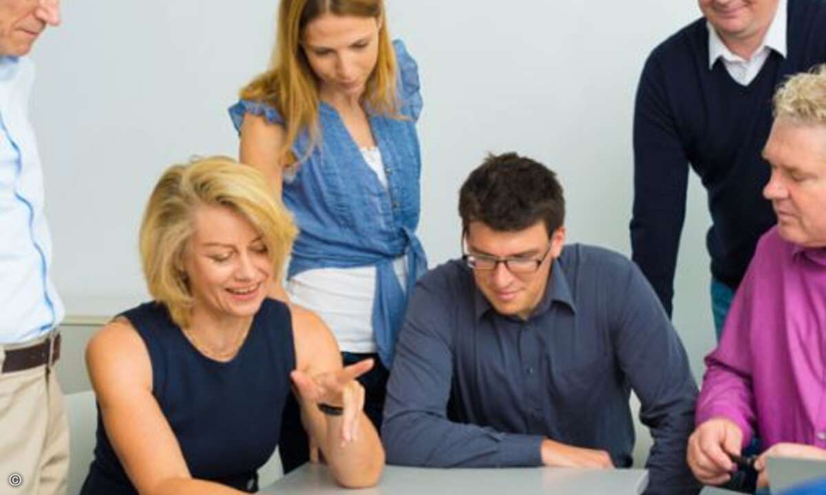 Auf Pressekonferenzen, Fachmessen und bei Firmen vor Ort verschaffen sie sich detailliertes Wissen über das aktuelle Marktgeschehen. (© WEKA-FACHMEDIEN)