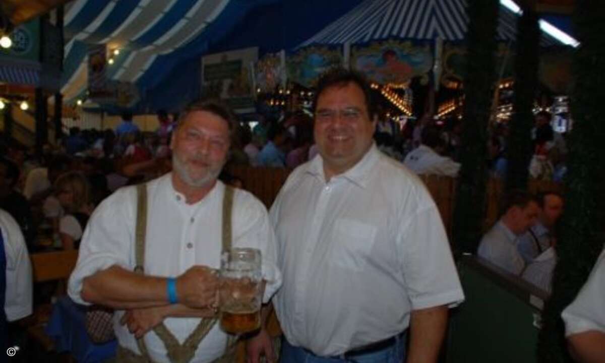 Vertriebschef Matthias Jablonski mit Michael Schickram vom Systemhaus Schickram & Feller.