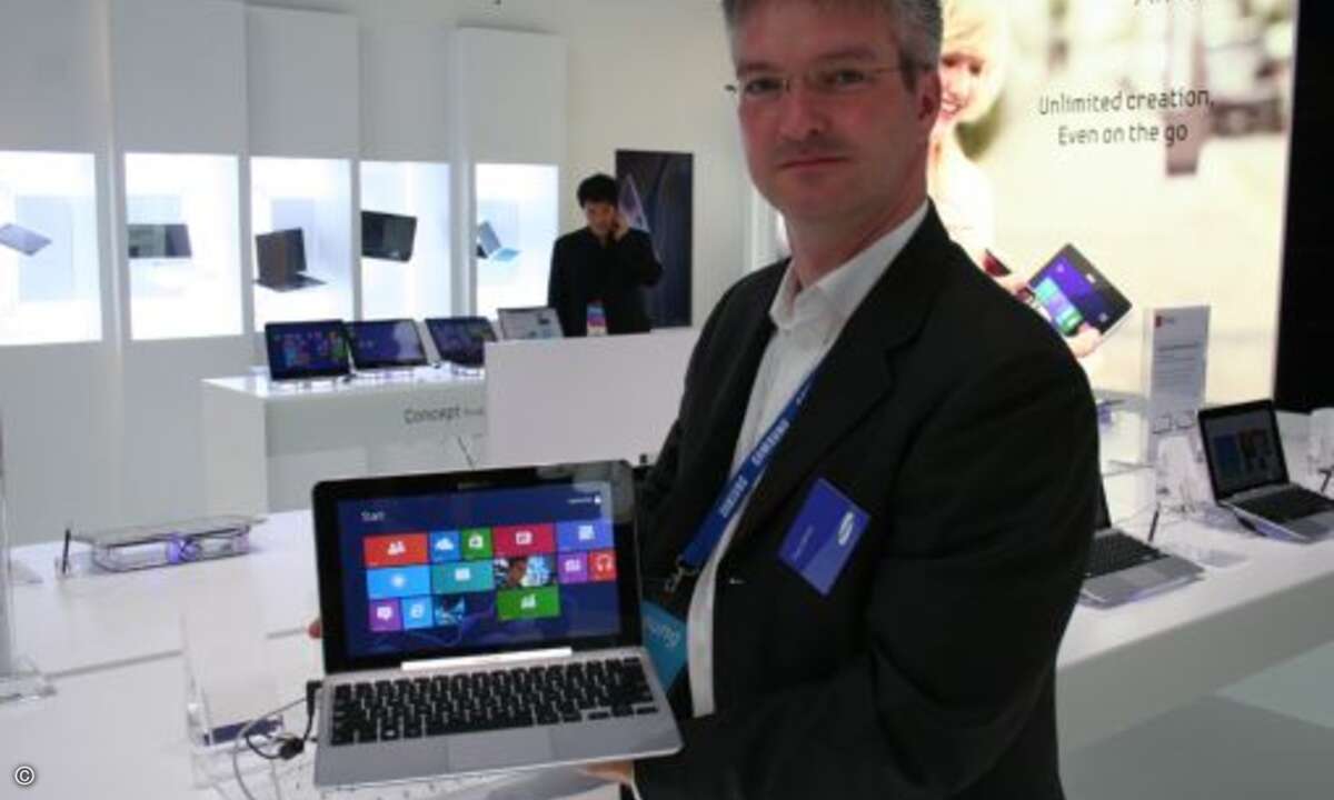 Hier die sehr nahe Zukunft: Franz Doerner, Technical Manager bei Samsung, zeigt das neue Windows 8-Tablet ATIV für den B-to-B-Einsatz,das schon zum Jahresende auf den Markt kommt, Foto: CRN© crn.de