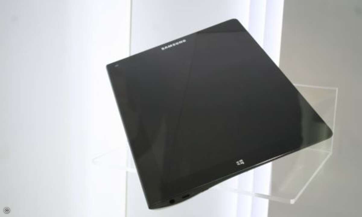 Das Tablet für den Rechtshänder mit geschwungener Rückseite für einen guten Sitz in der linken Hand © crn.de