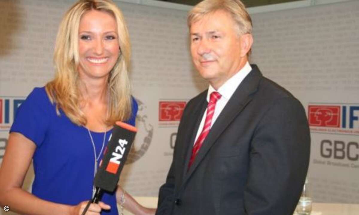 Klaus Wowereit zeigt sich ebenfalls technikbegeistert
