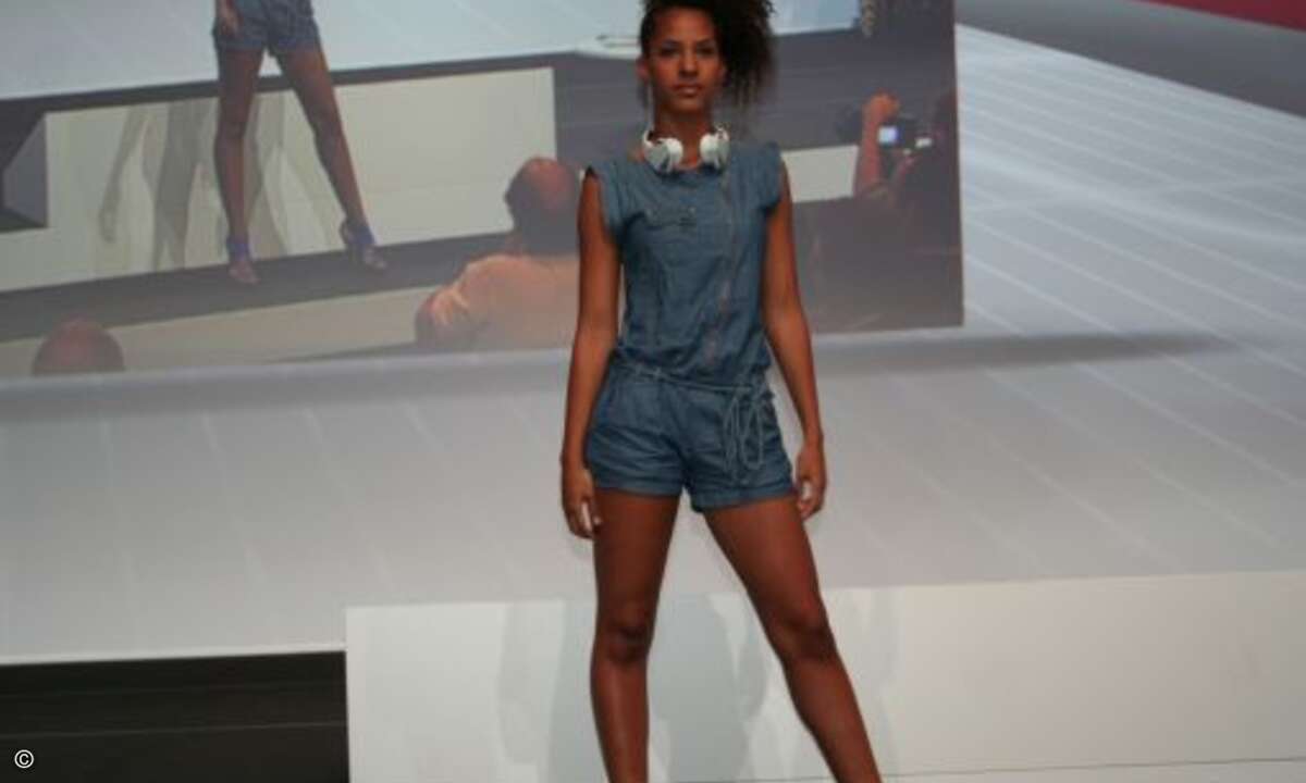 Models zeigen die neuen Headphones des Herstellers, Bild: crn.de