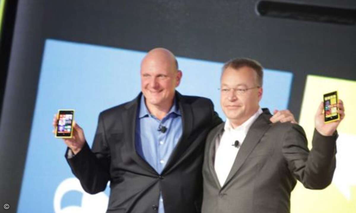 Ballmer und Elop mit dem neuen Nokia Lumia 920. © Nokia/Microsoft