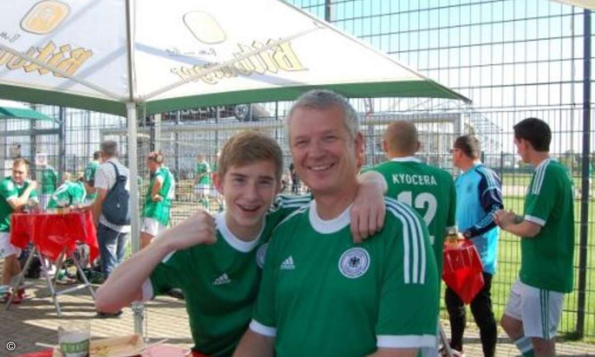 Vater und Sohn: Stefan Kessler von bits & bytes mit seinem Junior